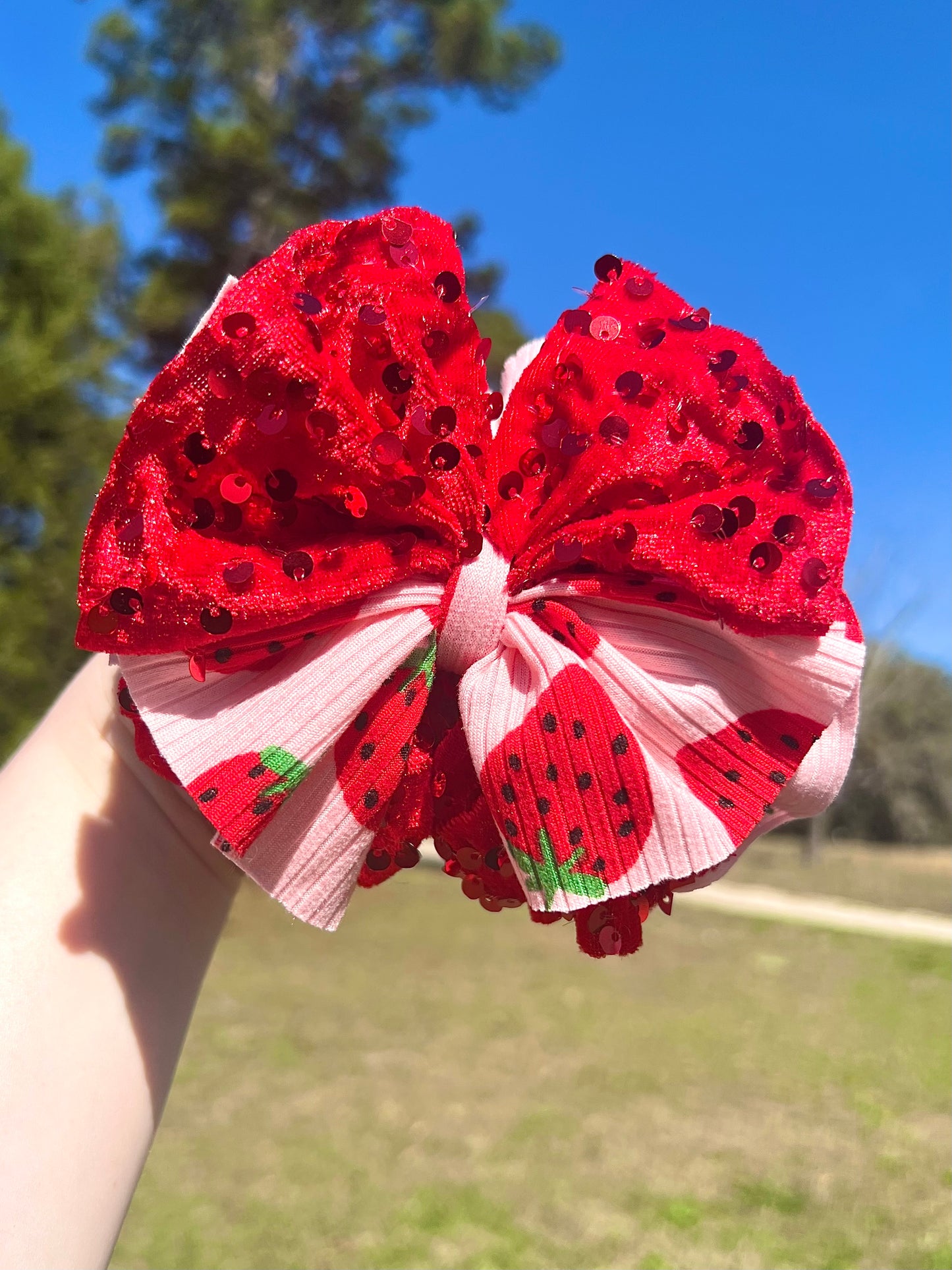 5” Strawberry Shredded Boujee Bow w/ Nude Nylon Band